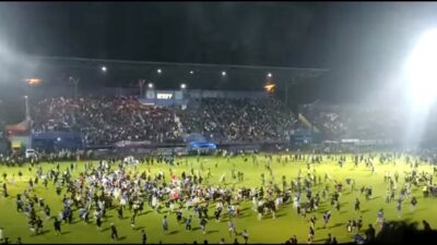 Kericuhan di laga Arema FC vs Persebaya Surabaya di Stadion Kanjuruhan Kabupaten Malang, Jawa Barat